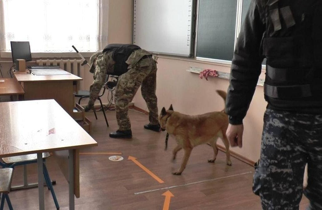 Ни в одной из 34 школ в Алматы взрывных устройств не обнаружено: звонивший пока не найден