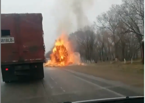 Грузовик сгорел на трассе вблизи села Кошмамбет