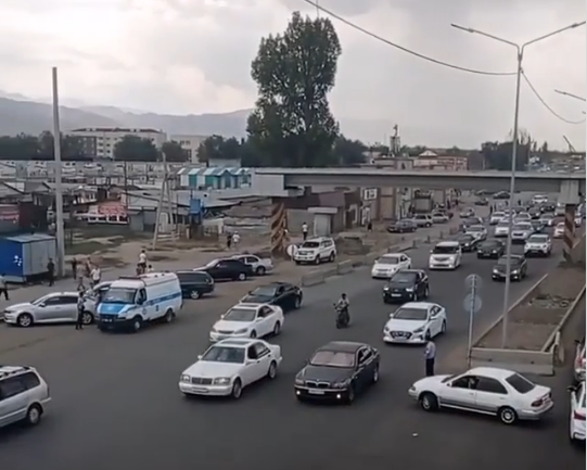 Толпы и пробки вновь образовались на рынке «Алтын Орда»