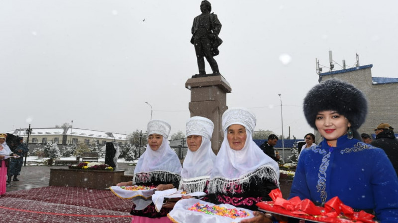 В Нарынколе открыли памятник Мукагали Макатаеву