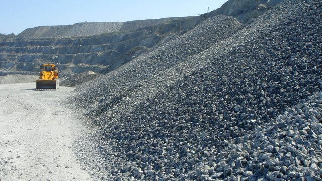 В дачном массиве у села Болек люди вынуждены дышать каменной пылью из-за карьера