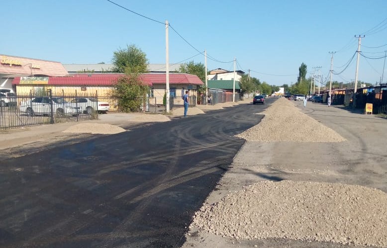 На главной улице в центре села Жетыген положили асфальт: ее не ремонтировали со времен СССР